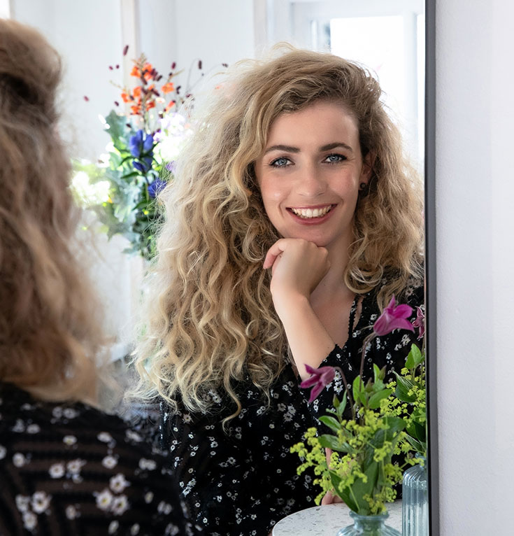 Mandy van de Star kijeknd in spiegel
